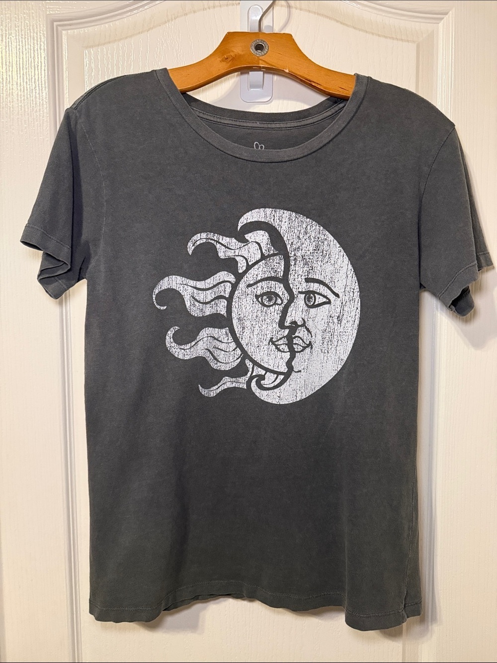 Full Tilt Women's Sun and Moon Cropped Grey Graphic Tshirt Size Small EUC